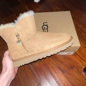 UGG BAILEY ZIP MINI , USA SIZE 6 WOMEN